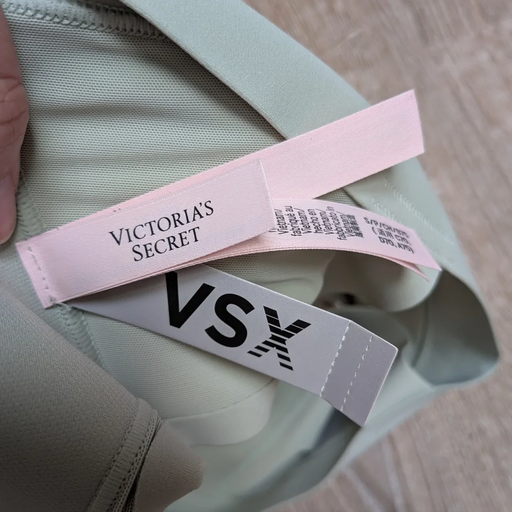 NWT Victoria's Secret Sport Soft Green Cross Strap Bandeau Sports Bra Size Small